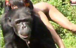 Mulheres transando com macaco